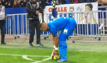 法媒：于帕想在新合同第一年加解约条款，对此巴黎和皇马愿意（法媒：于帕希望在新合同首年设置解约条款，巴黎与皇马均同意）