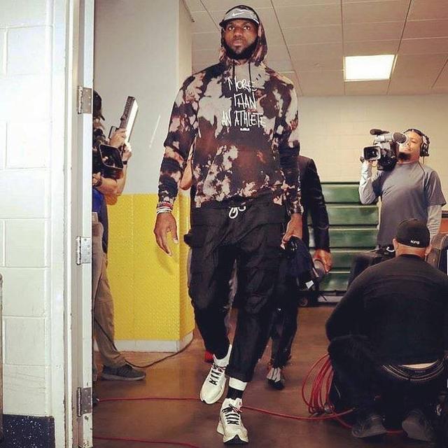 全家福宣，U16国少小将万项加盟塞尔超贝尔格莱德红星俱乐部（塞尔超贝尔格莱德红星官宣签下U16国少万项，全家福合影亮相）