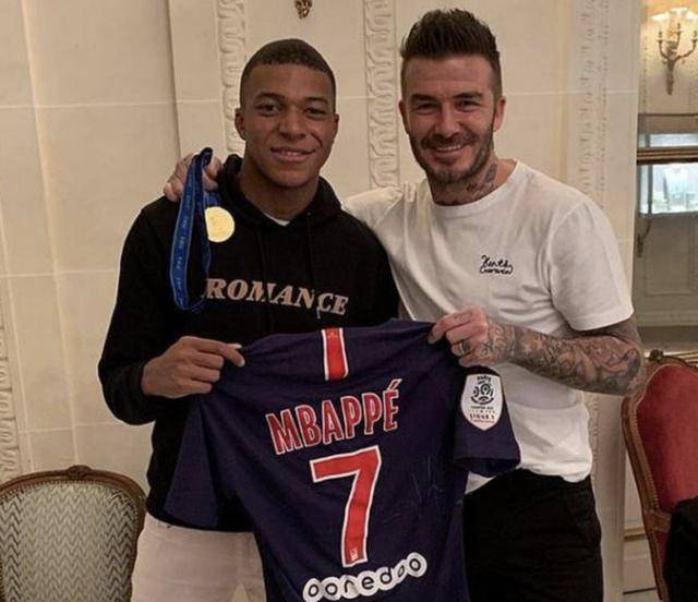 消息人士透露，拜仁对从曼联挖角充满信心，双方已就一月份的重磅交易展开谈判。（知情人士称拜仁有信心从曼联引援，一月重磅交易谈判已开启）