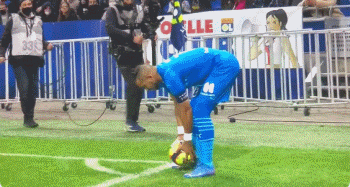 埃尔纳内斯：并非所有手球或者手臂触球都是点球，规则需要改