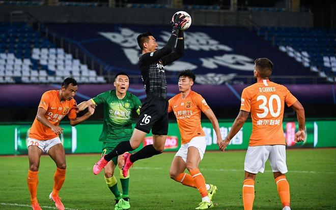 斯卢茨基：遗憾连续两年错失冠军，我们有时只能用2-3名外援（斯卢茨基：连续两季无缘桂冠成憾，球队一度仅能上2-3名外援）