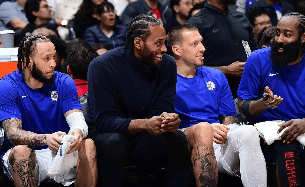 洛杉矶快船负于森林狼，经历逆转五连胜，森林狼展现顽强斗志，快船失误多，火力不足。（森林狼逆转击败快船，终结其五连胜，快船失误偏多火力不济）