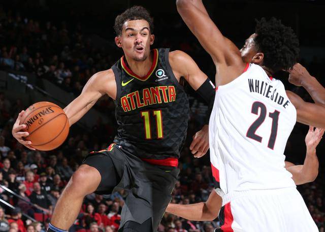 U22国足力克韩国U22，球迷在球员谢场时高喊“雄起”（U22国足击败韩国U22，谢场之际球迷齐声高呼“雄起”）