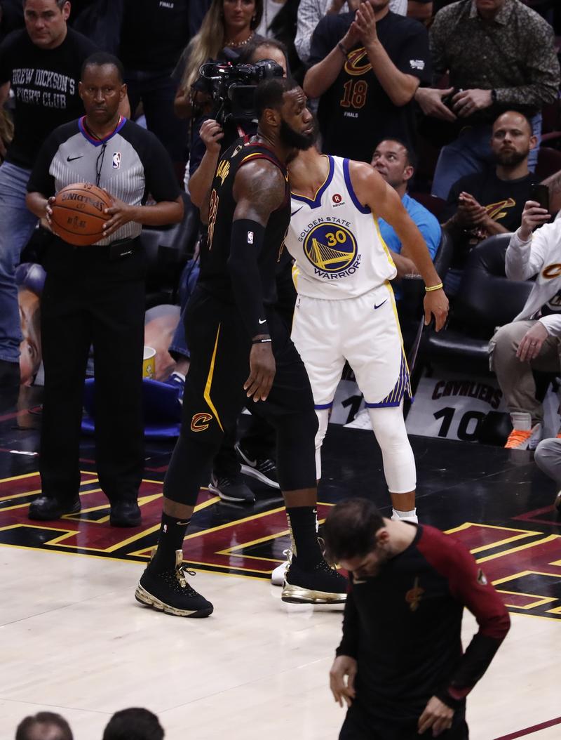 记者：若无意外费尔明周末将复出；德容正常训练但感冒还没好（记者称费尔明周末或迎复出，德容已随队合练但感冒未愈）